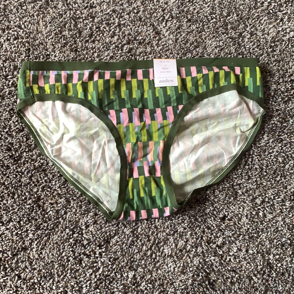 Underwear: Bikini style.